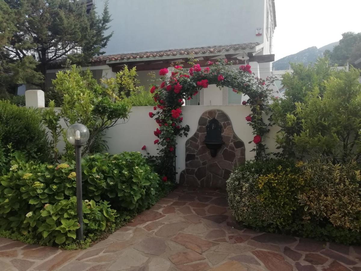 Casa Vacanze Villa Rosa Cala Gonone Buitenkant foto
